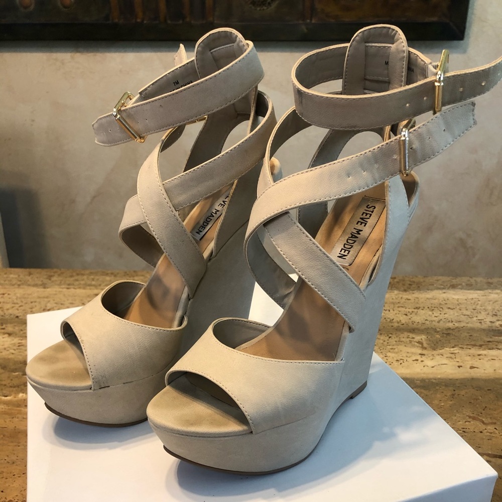 Steve Madden Beige/Tan Suede Wedges! Size 7 - Picture 3 of 8
